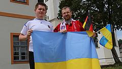 Priesterseminaristen aus der Ostkirche fiebern dem Spiel Ukraine gegen Deutschland entgegen